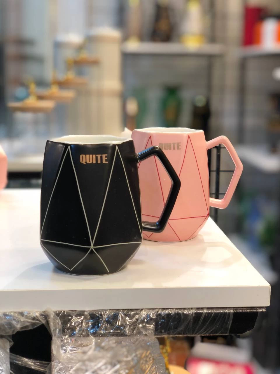 طقم مجات بورسلين رخامية – 2 قطعة بتصميم أنيق ولمسات ذهبية